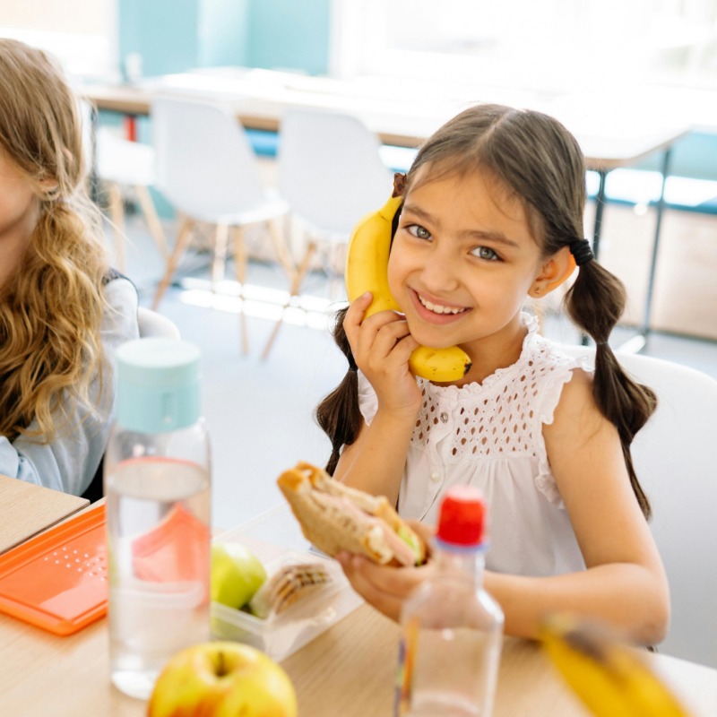 kids sitting eating lunch